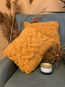 Finger knit pillow/cushion